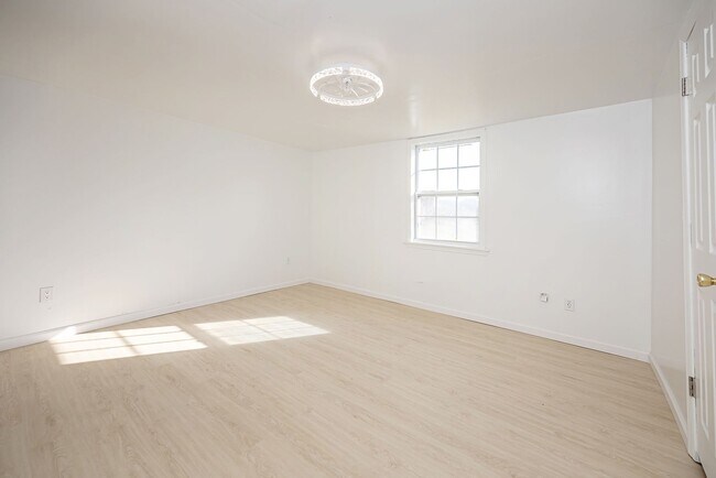 Building Photo - ADORABLE HOME FOR RENT