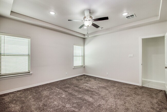 Building Photo - Beautiful  House 3 beds/3 baths. This Prop...