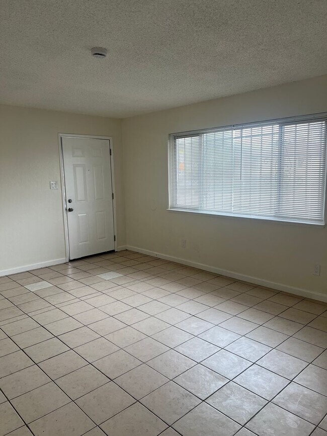 Building Photo - ADORABLE 2 BED DUPLEX WITH NEWER KITCHEN!!