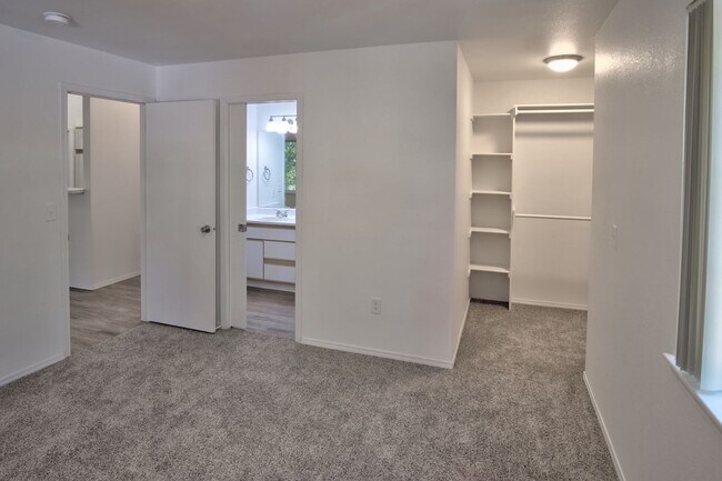 Building Photo - Beautiful 2 bedroom 2 bathroom apartment available in July 2026