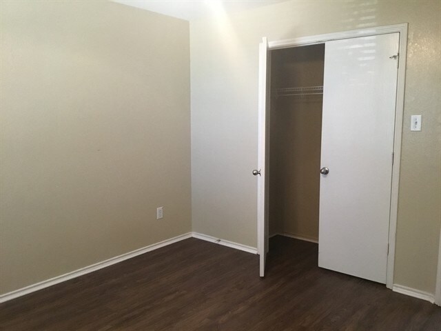 Building Photo - 2804 Lake Vista Dr