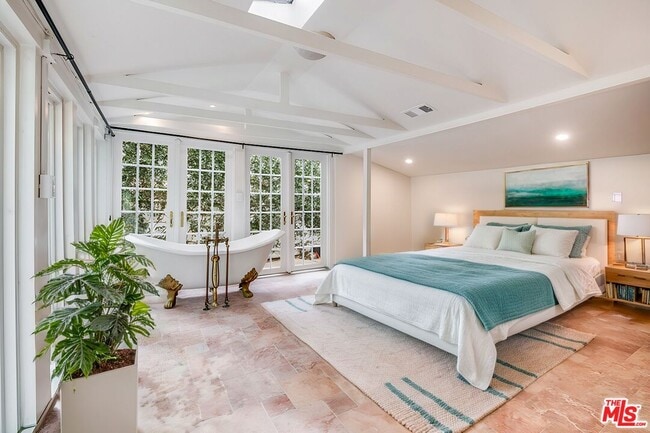 Building Photo - 9801 Portola Dr