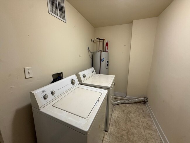 Building Photo - 1242 Parkwood Ave