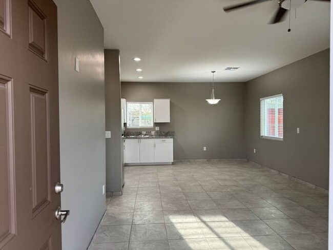 Building Photo - Beautiful Modern 3Bdm 2Ba Home, Easy Access to I-10, Must See!