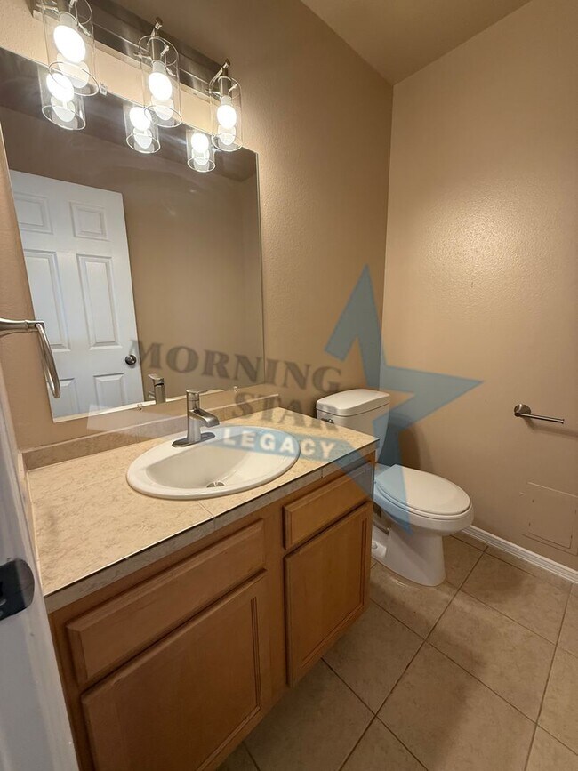 Building Photo - Like NEW! Location & Quality!