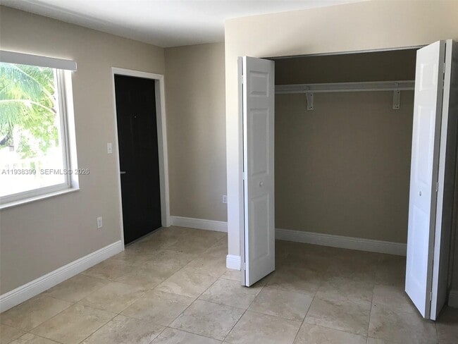 Building Photo - 1990 NW 4th Ct