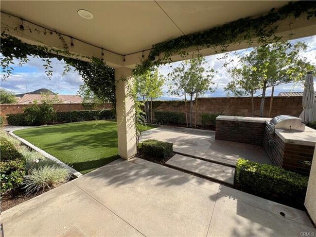 Building Photo - Welcome to this exceptional single-story 4-bedroom, 4-bathroom home!