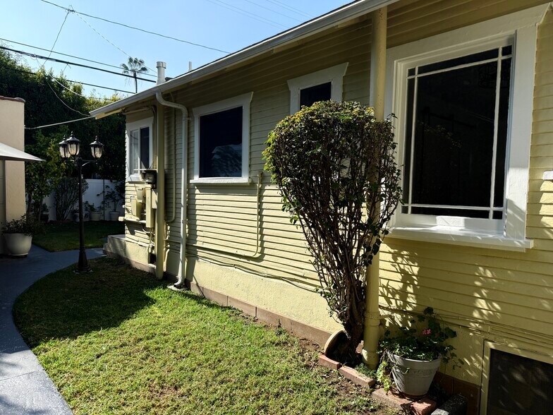 Building Photo - 8730 Rosewood Ave