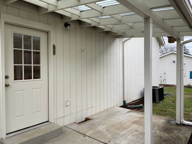 Building Photo - Charming and Updated 1913's Home! Woodstoc...