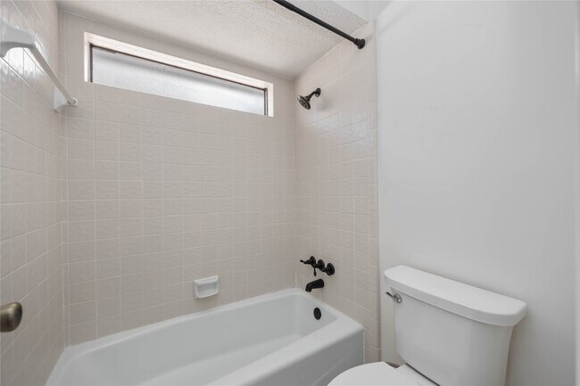 Building Photo - 11930 Carriage Hill Dr