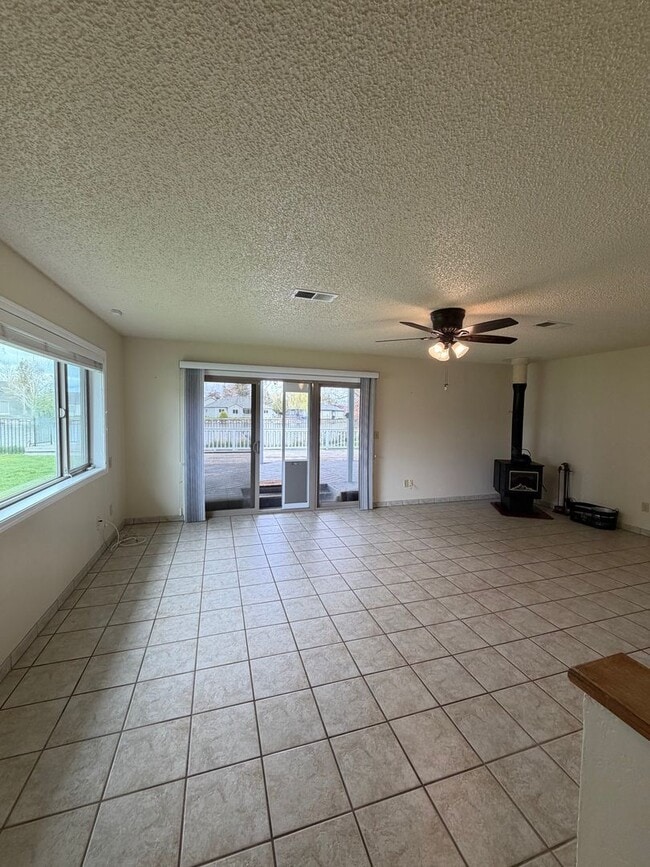 Building Photo - Hard to find 3 Bdrm, 2 Bath home in Harbor isles on the canal 2 miles to Sky Lakes Medical Ctr an...