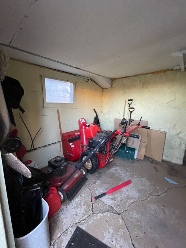 Building Photo - AVAILABLE JUNE - Spacious 6 Bed 1.5 Bath Home near Campus