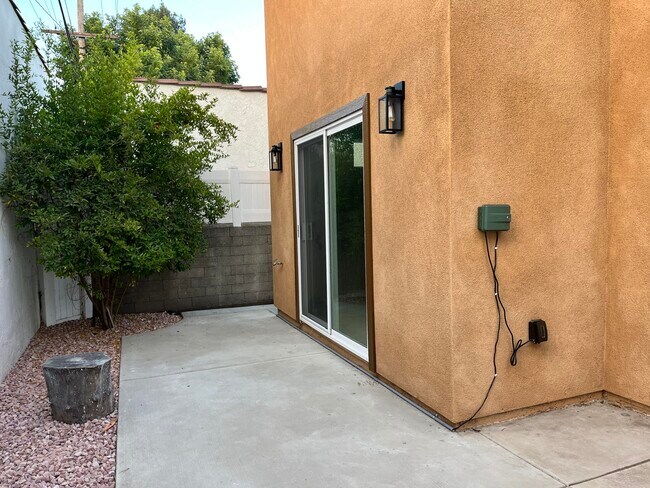Building Photo - 716 Portola Ave