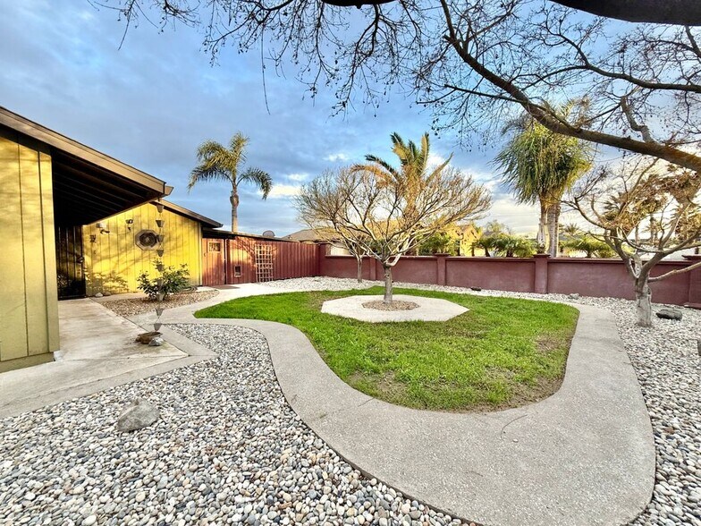 Building Photo - 482 Aztec Ln