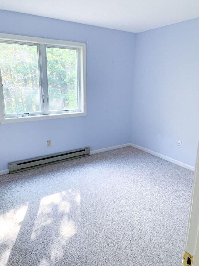 Building Photo - 3 Bedroom Condo Available for Aug. 1st