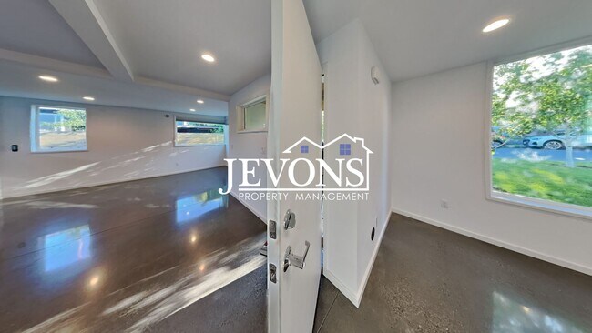 Building Photo - 5BR/4.5BA House in Seattle -- Available Now!