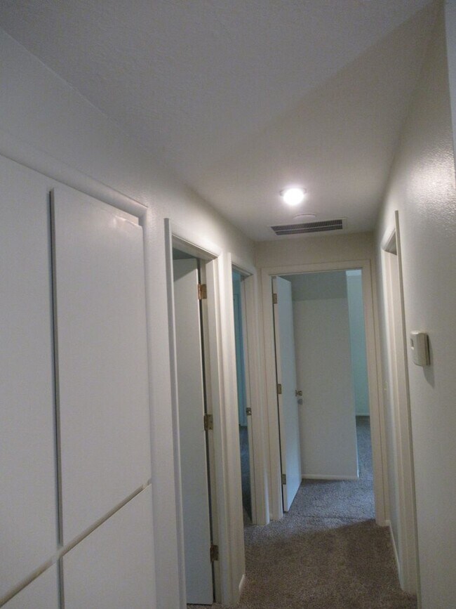 Building Photo - Great Three Bedroom Close South Salem