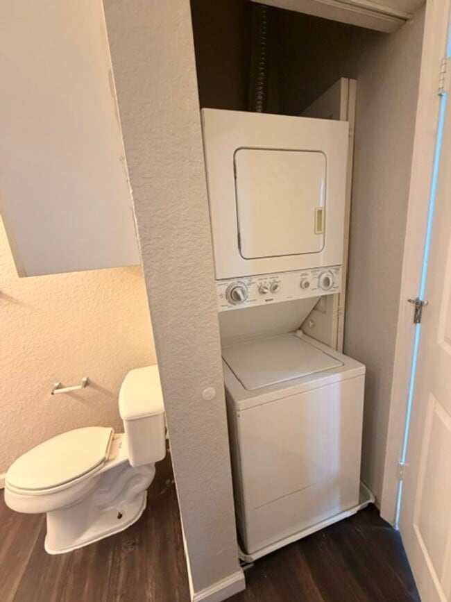 Building Photo - 1 Bedroom Condo in Downtown Free Water, Sewer, Trash and Pest Control! No Hidden Fees!