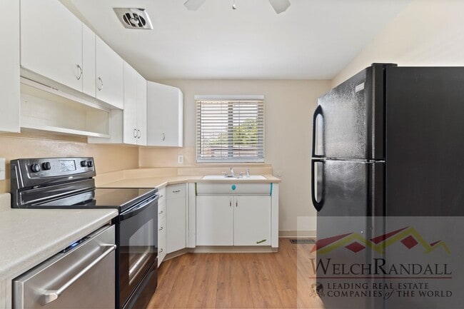 Building Photo - 2 Bed 1 Bath Roy Triplex