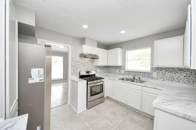 Building Photo - 7911 Pella Dr