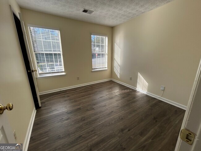 Building Photo - 4800 Streamside Dr