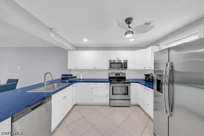 Building Photo - 2750 Manorca Ave