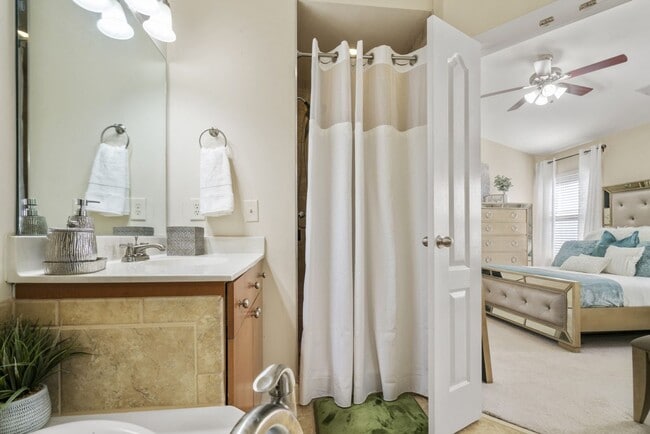 Building Photo - Woodbury Falls Luxury Townhome