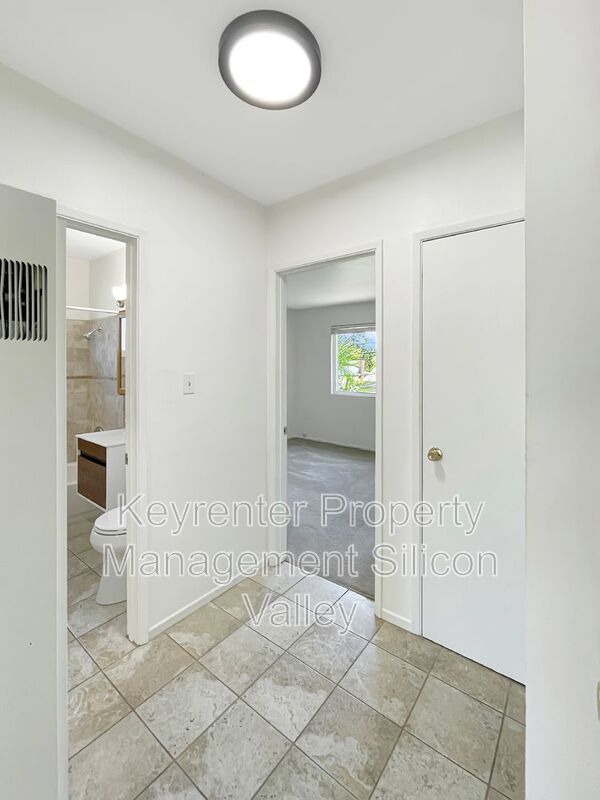 Building Photo - 923 Ravenscourt Ave