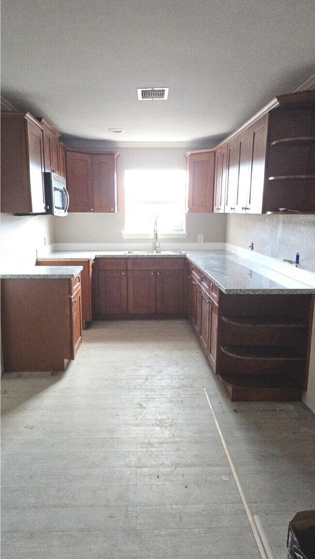 Building Photo - 5714 Southwind St