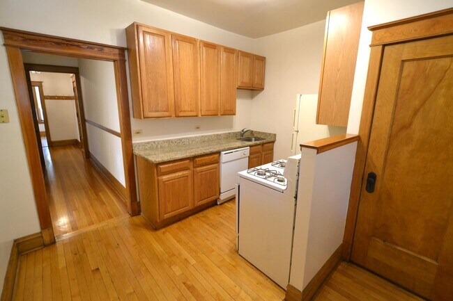 Building Photo - 3765 N Lakewood Ave