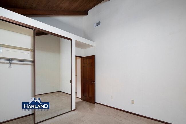 Building Photo - 8668 Villa La Jolla Dr