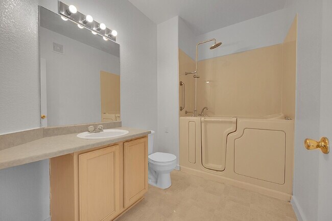 Building Photo - $1,825.00 - 2 Beds, 2 Baths, Condo in Thor...