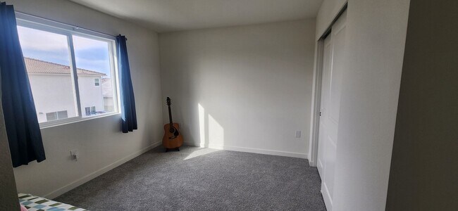 Building Photo - Beautiful 3 Bedroom 2.5 Bathroom Home in E...