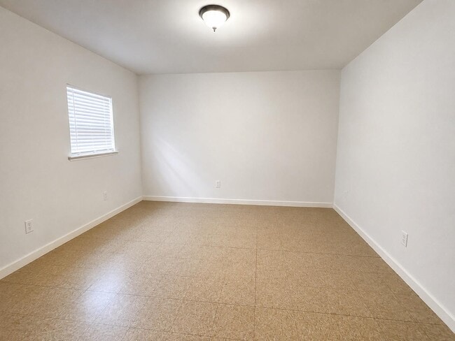 Building Photo - 2204 Hutchins St