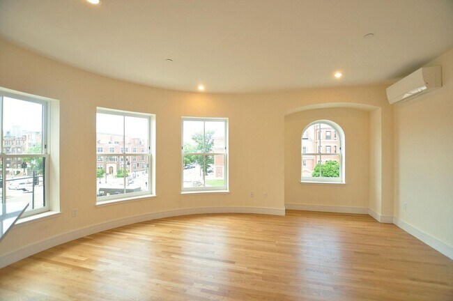 Building Photo - 867 Beacon St