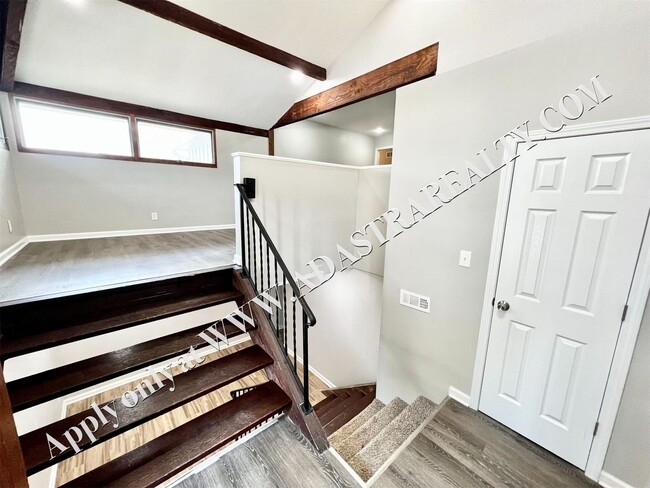 Building Photo - Spacious Shawnee Duplex-Available NOW!!