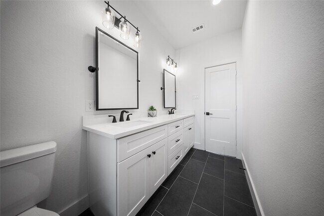 Building Photo - 1122 Hogan St