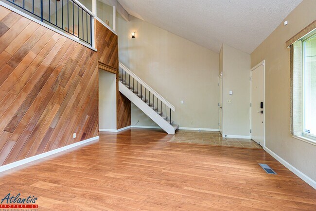 Building Photo - Lovely Home | Bonus Room | A/C | Solar Panels