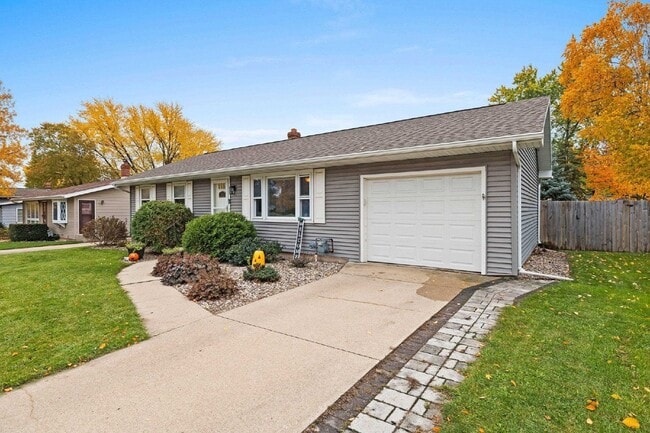 Building Photo - Charming 3 Bedroom Neenah Home with fenced yard