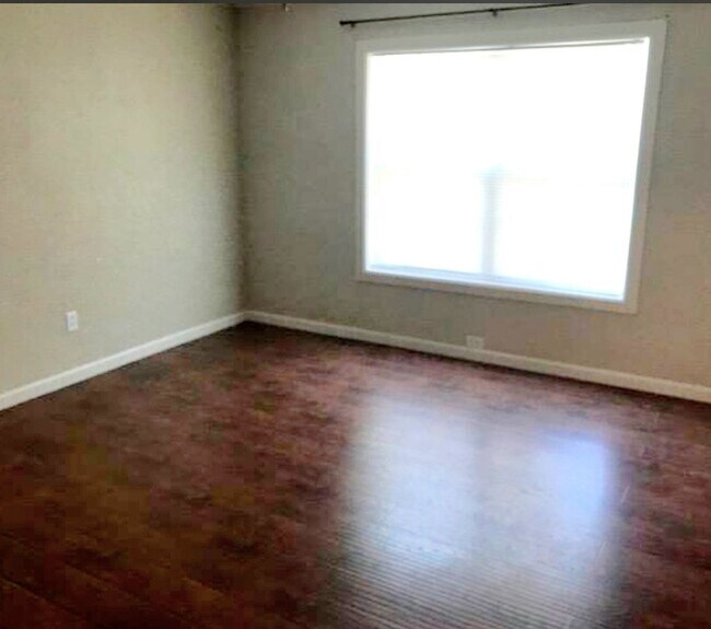 Building Photo - 3/2 Pre-leasing for August Move in!