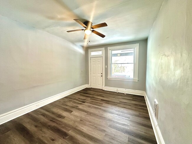 Building Photo - Completely Updated 3 Bed, 1 Bath Unit in Pitcairn - Available Immediately!