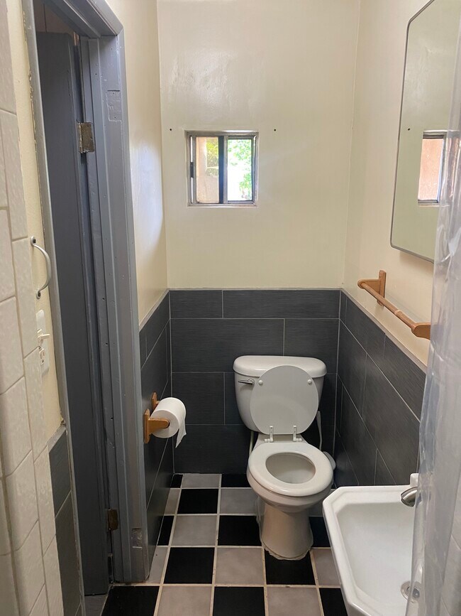 Building Photo - 4112 Santa Ana St