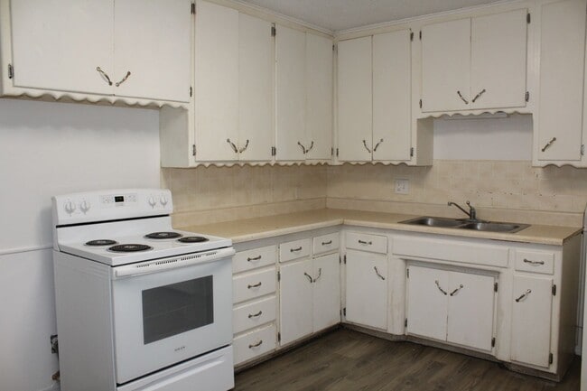 Building Photo - 3-4 Bedrooms! REBATE $300 off 1st Mo. Rent!!!