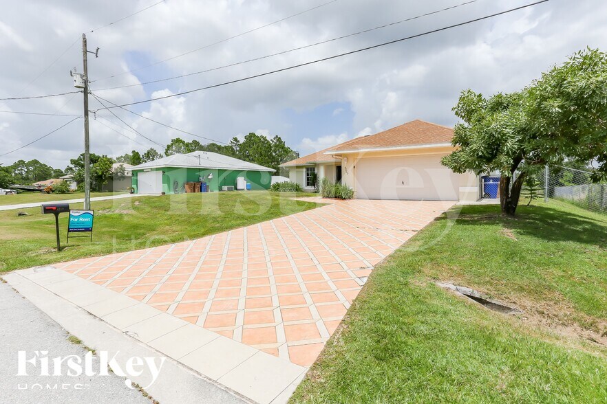 Building Photo - 4709 Nora Ave S