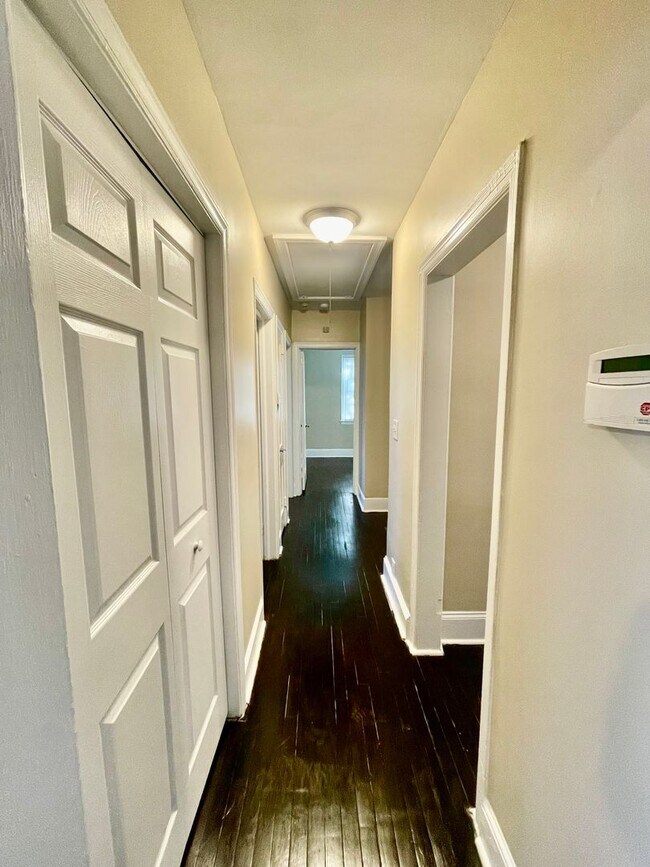 Building Photo - This 3 bedroom 1 bath home is located off Freedom Dr