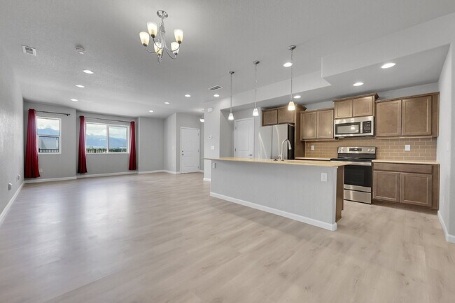 Building Photo - $2,150 - 3 Bed, 2.5 Bath Updated Townhome ...