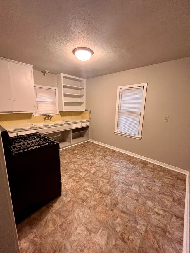 Building Photo - CUTE 2/1 FOR LEASE