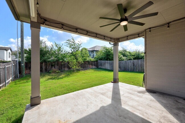 Building Photo - 528 Ayinger Ln