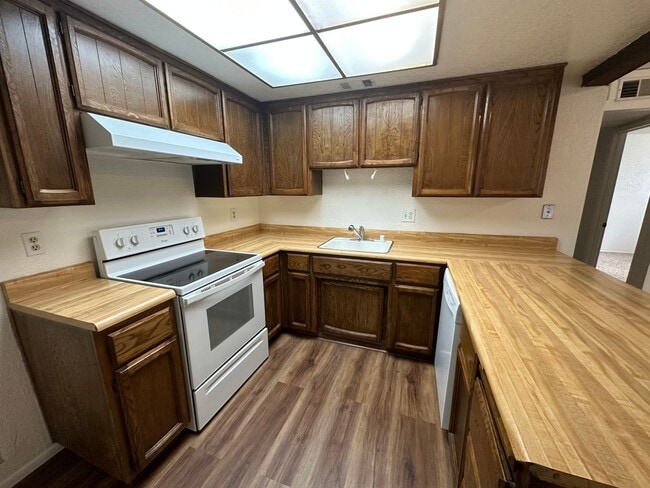 Building Photo - Spacious 2 Bedroom Duplex