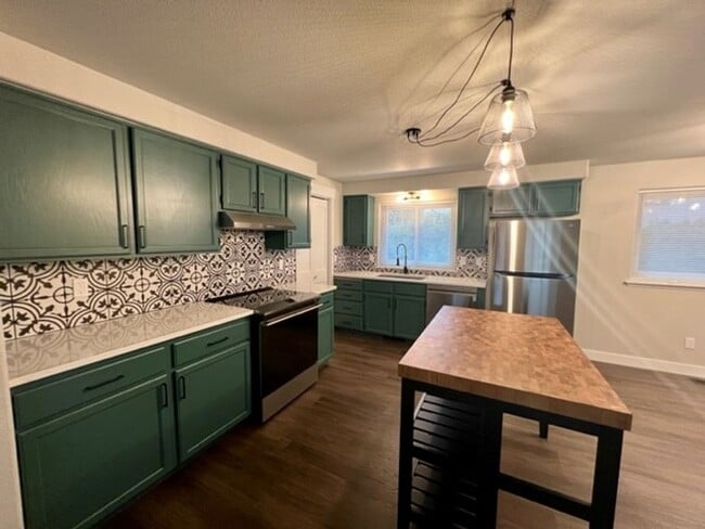 Building Photo - 3bd 2 bth rambler